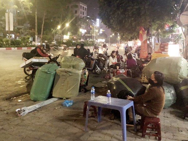 Nhà xe Hưng Long độc chiếm vỉa hè đường Trần Khát Chân: Bao giờ được xử lý?