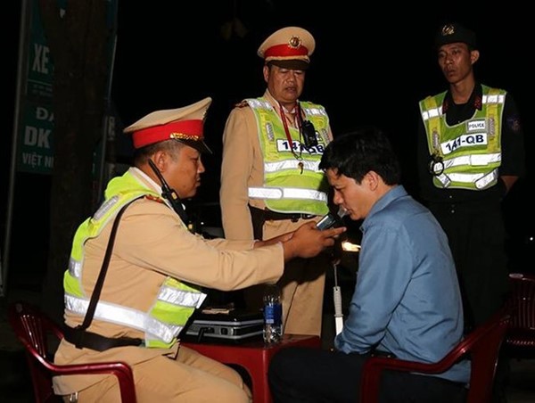 Vì sao tài xế ô tô cá nhân thường say xỉn hơn tài xế chuyên nghiệp?