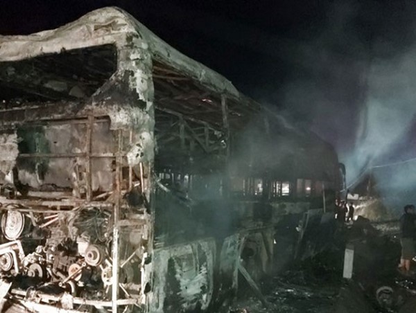 Xe khách cháy trơ khung trên quốc lộ, hành khách hoảng loạn kêu cứu