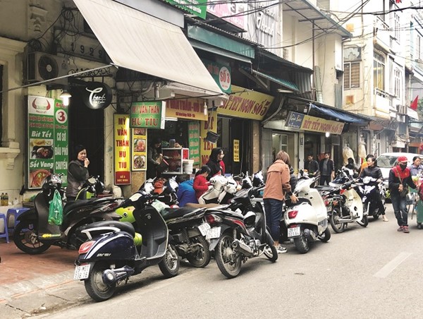 [Điểm nóng giao thông] Phố Hòe Nhai vẫn tràn lan vi phạm