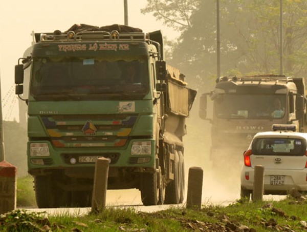 Xe quá tải phá nát đường đê tả Đáy