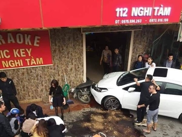 Tài xế ô tô tông bạn nhập viện sau chầu liên hoan cuối năm