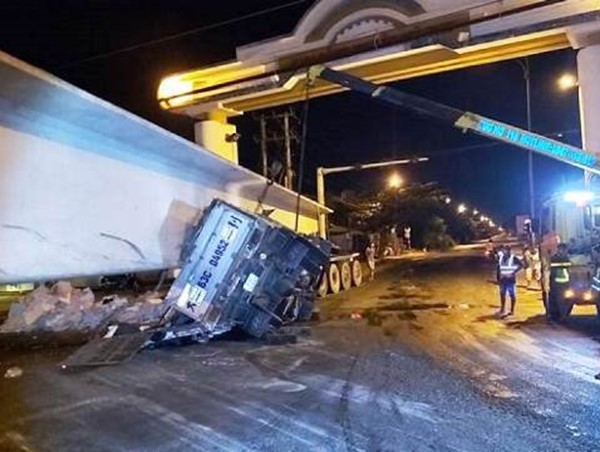 Xe đầu kéo chở dầm cầu siêu trường gây tai nạn trên Quốc lộ 1A
