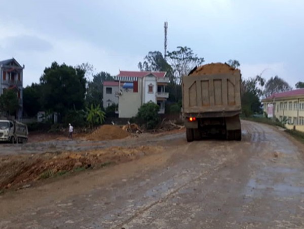 Ô nhiễm và mất an toàn vì xe chở đất