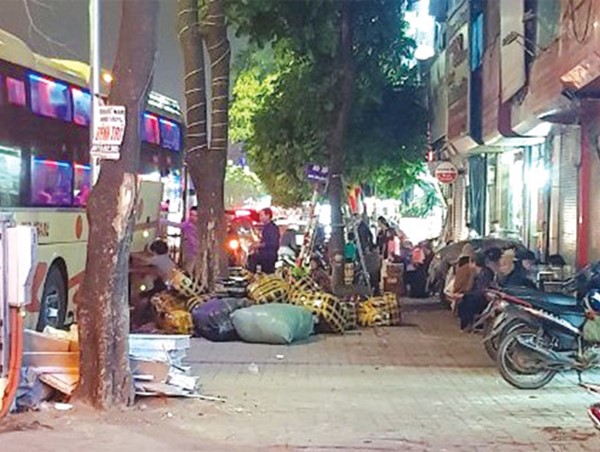 [Điểm nóng giao thông] Cần xử lý nghiêm vi phạm tại số 338 Trần Khát Chân