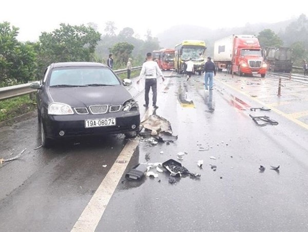 Tai nạn liên hoàn trên cao tốc Nội Bài - Lào Cai khiến 2 tài xế bị thương nặng
