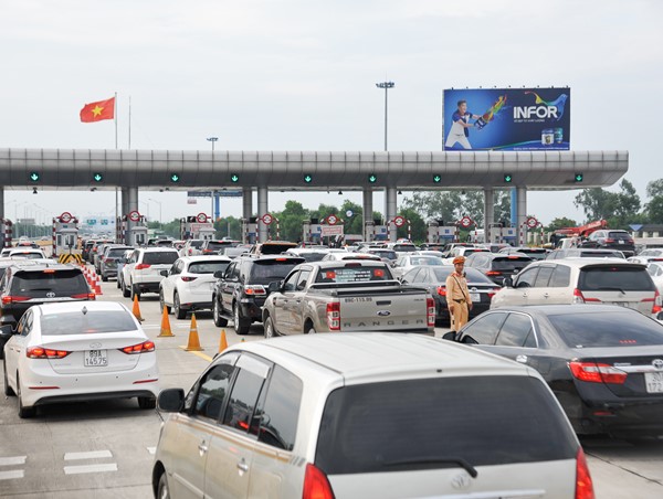 Trạm thu phí BOT cố tình tạo ùn tắc để khỏi xả trạm dịp Tết, xử lý được không? 