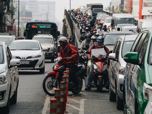 Sân bay Tân Sơn nhất “tê liệt”: Nhà ga chật ních, các tuyến đường kẹt xe nghiêm trọng