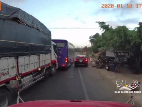 Ô tô đột ngột chuyển làn khiến xe tải tông đuôi xe khách