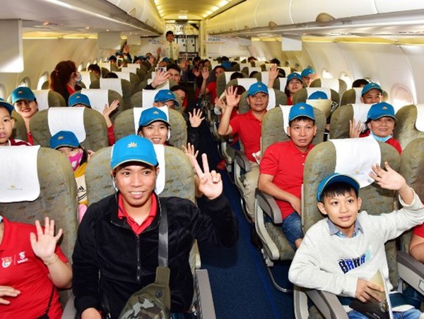 Hơn 1 nghìn lao động tiêu biểu được tặng vé máy bay về quê ăn Tết