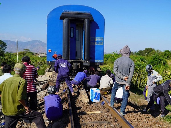 Tàu lửa trật đường ray, đường sắt Bắc Nam tê liệt