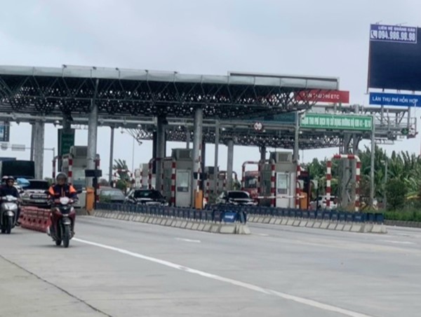 Bên “nóng” bên “lạnh” tại trạm thu phí cầu Tiên Cựu