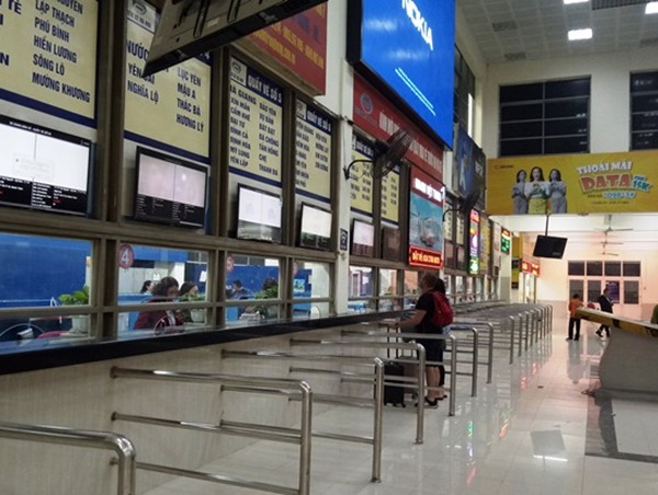 Những cảnh tượng hiếm thấy trong bến xe ở Hà Nội ngày 30 Tết