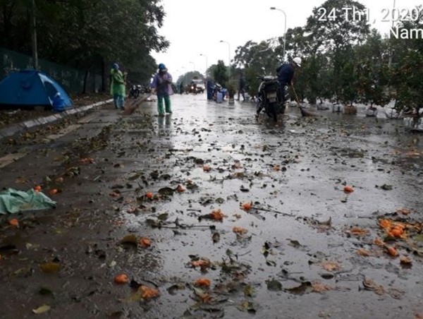 Xuyên đêm dọn rác trên đại lộ Thăng Long