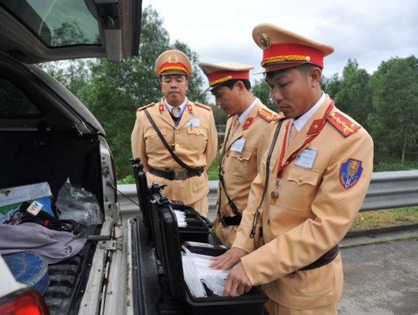 Kiểm tra nồng độ cồn ngày mồng 1 Tết: Người dân chấp hành tốt