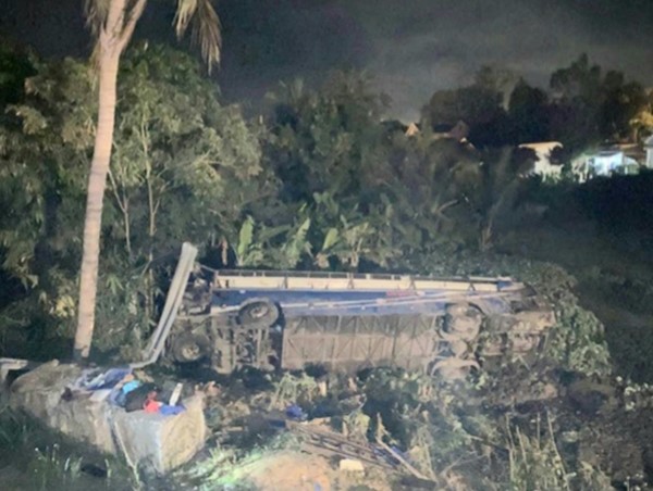 Lật xe khách trong đêm mùng 1 Tết, 26 người bị thương