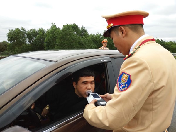 Không nên lo lắng nguy cơ nhiễm virus corona từ việc kiểm tra nồng độ cồn