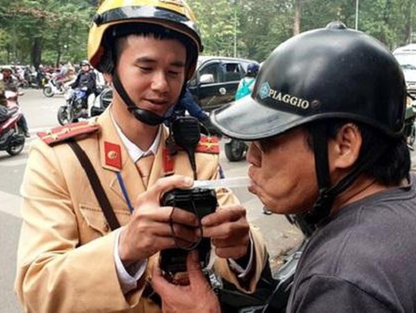 Mùng 3 Tết, người đàn ông vi phạm nồng độ cồn đòi ‘biếu’ CSGT xe máy
