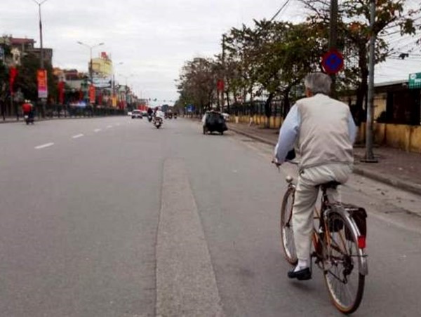 Mùng 3 Tết, đường phố Hà Nội khẽ khẽ “cựa mình”