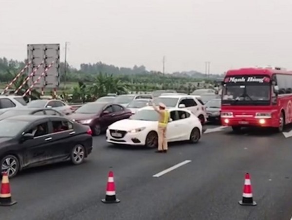 Mùng 4 Tết, giao thông Hà Nội đã “ngộp thở”