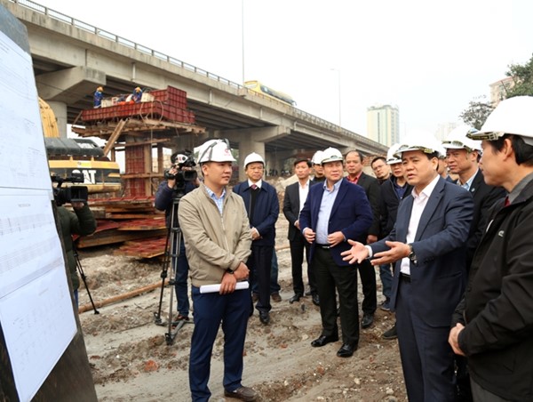 Chủ tịch UBND TP Hà Nội Nguyễn Đức Chung: Thi công 3 ca, đảm bảo tiến độ cầu qua hồ Linh Đàm