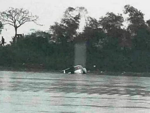 Xe 7 chỗ trôi xuống sông khi qua phà, 1 người chết ngạt trong xe
