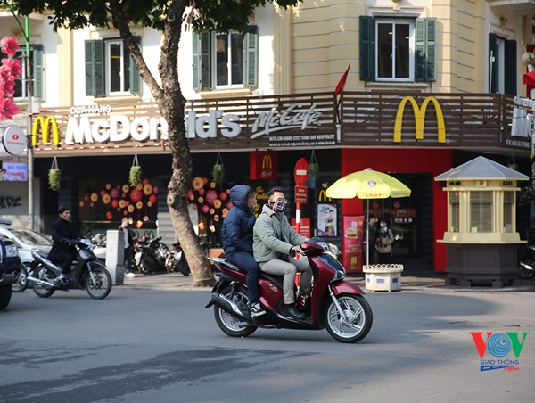 Sau nghỉ Tết, nhiều người không mũ bảo hiểm 