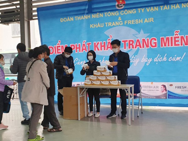 Hà Nội: Phát khẩu trang cho hành khách đi xe buýt