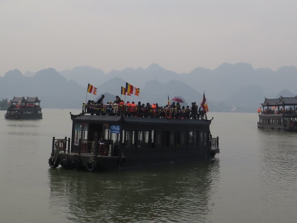 Tàu chở khách ở khu du lịch Tam Chúc vô tư chở quá tải