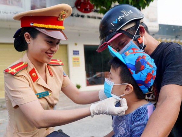 Cảnh sát giao thông các địa phương phát khẩu trang y tế miễn phí cho người dân