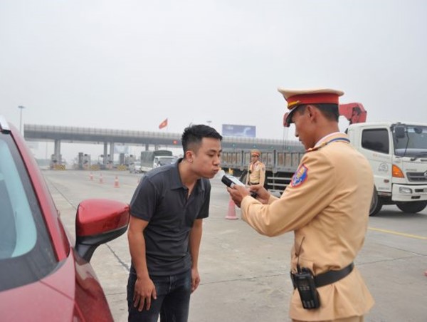 Gần 18 nghìn lái xe nộp trên 53 tỷ đồng sau 1 tháng áp dụng quy định mới về nồng độ cồn