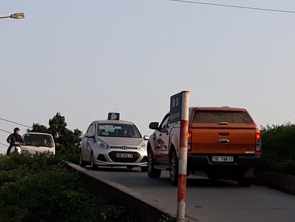 Vì sao dốc đê Yên Nghĩa hay ùn tắc?