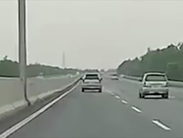 Xe Lexus nổ lốp, mất lái trên cao tốc Hà Nội - Hải Phòng