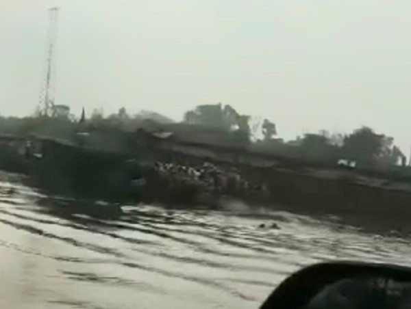 Tàu chở hàng đâm phà chở khách, nhiều người nhảy xuống sông tìm cách thoát nạn