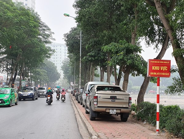 Ô tô chiếm hết vỉa hè của người đi bộ