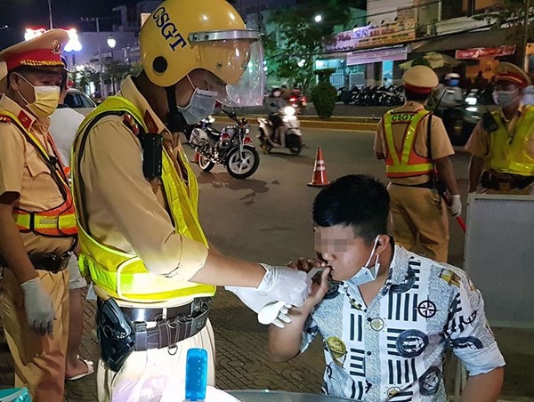 CSGT Sóc Trăng cho tài xế thổi vào bong bóng để đo nồng độ cồn