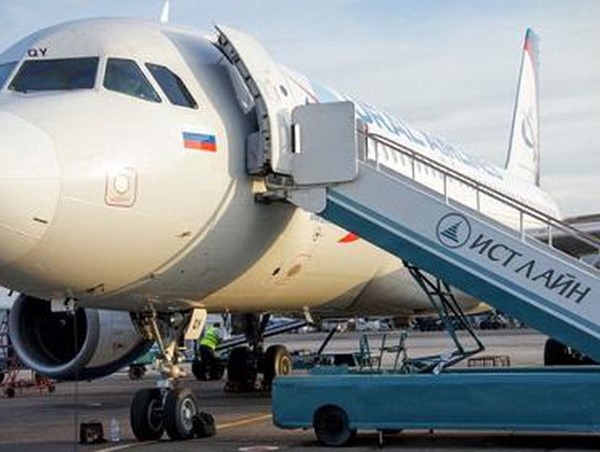 [Video] Vì sao hành khách luôn phải lên hoặc xuống máy bay bằng cửa bên trái?