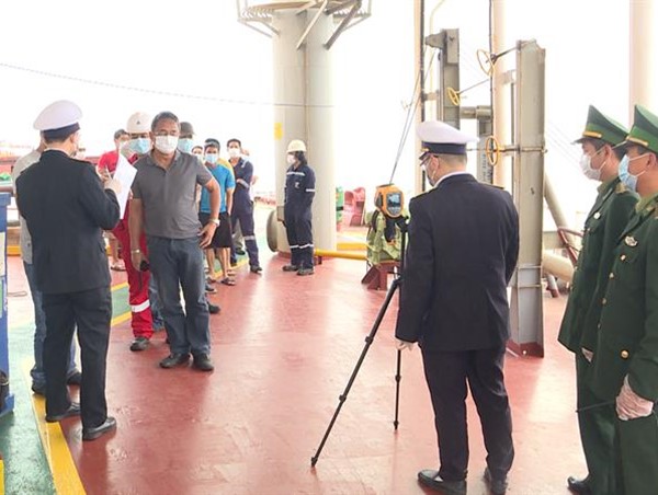 Quảng Ninh: Tất cả các tàu cập cảng Cẩm phả đều phải kiểm tra y tế