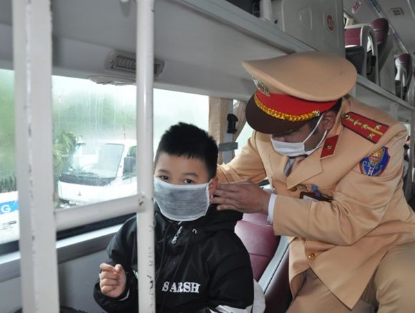 Phát khẩu trang miễn phí cho người tham gia giao thông trên cao tốc