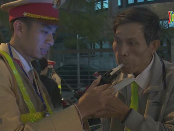 CSGT tạm dừng sử dụng phễu thổi khi đo nồng độ cồn