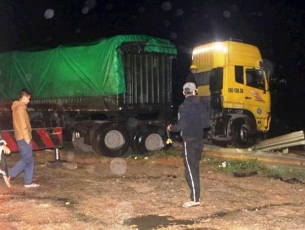 “Ma men” cầm lái, xe đầu kéo san phẳng hơn 40m hộ lan trên Quốc lộ 1A