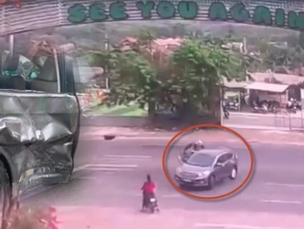 Clip: Xe máy phóng tốc độ cao tông thẳng vào ô tô đang quay đầu