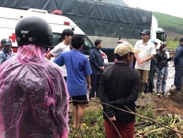 Xe limousine chở theo 8 hành khách lao xuống vực sâu