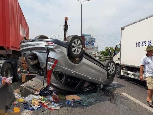 Xe ô tô lật ngửa sau khi va chạm với xe đầu kéo trên Quốc lộ 1A