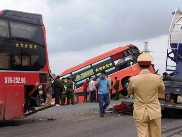 Xe khách nát đầu sau va chạm với xe đầu kéo, ít nhất 7 người nhập viện