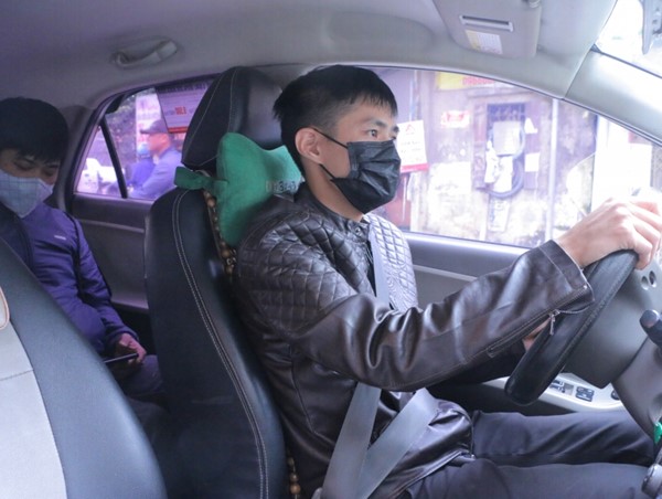 Tài xế khử khuẩn xe, cho hành khách dùng nước rửa tay khô, đeo khẩu trang phòng dịch nCoV