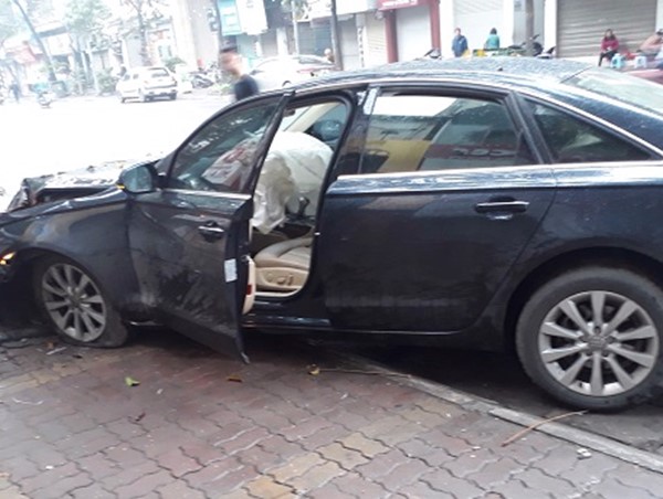 Hà Nội: Xế hộp Audi lao lên vỉa hè, đâm đổ trụ cứu hoả 