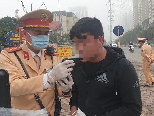 Vừa rời quán nhậu, nam thanh niên chạy SH bị phạt nặng vì nồng độ cồn cao