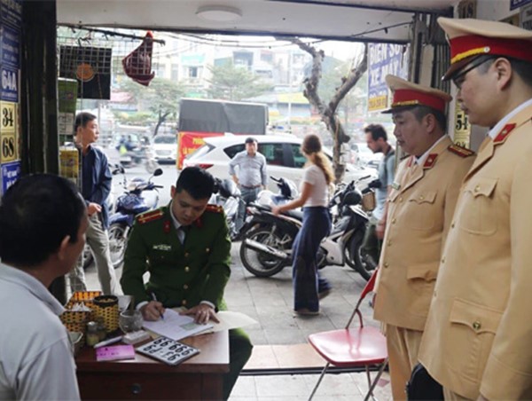 Hà Nội: Xử phạt 4 triệu đồng xưởng sản xuất biển xe giả