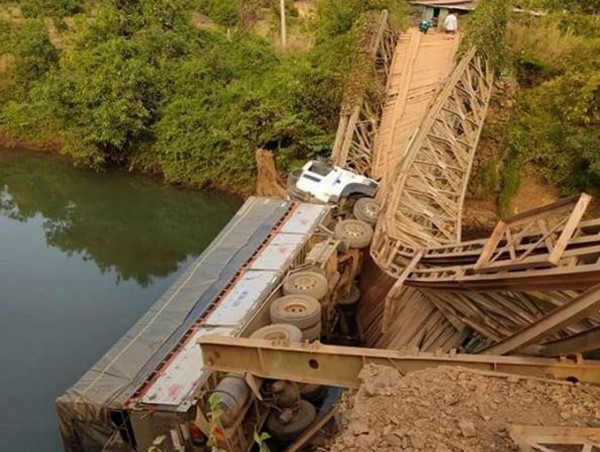 Xe tải chở hàng cho tập đoàn Hoàng Anh Gia Lai làm sập cầu bắc qua suối Púch